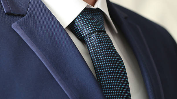 giacca da uomo con una cravatta e camicia blu - suit necktie lapel shirt foto e immagini stock