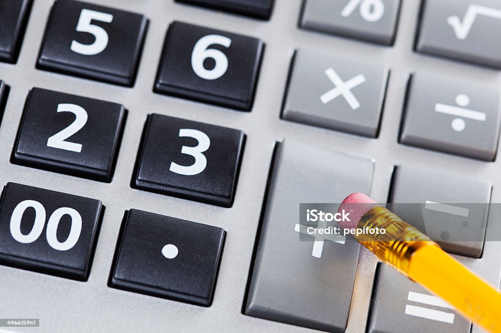 Empurrando o botão em uma calculadora - Foto de stock de Amarelo royalty-free