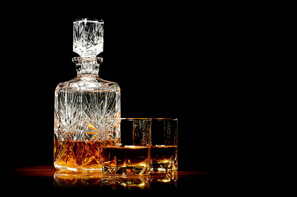 whiskey em uma mesa - brandy bottle alcohol studio shot - fotografias e filmes do acervo