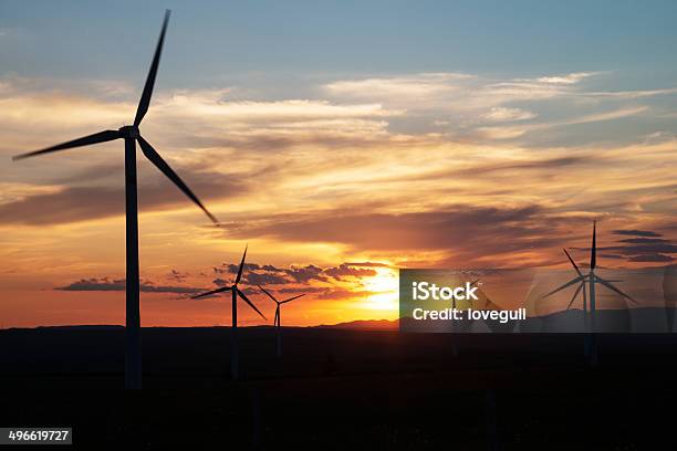 Molino De Viento En Sunset Foto de stock y más banco de imágenes de Aerogenerador - Aerogenerador, Aire libre, Azul