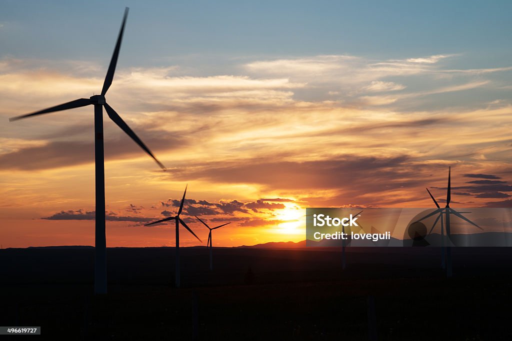 Mulino a vento al tramonto - Foto stock royalty-free di Affari finanza e industria