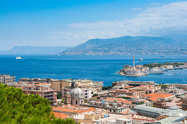 stretto tra la sicilia, italia - messina foto e immagini stock