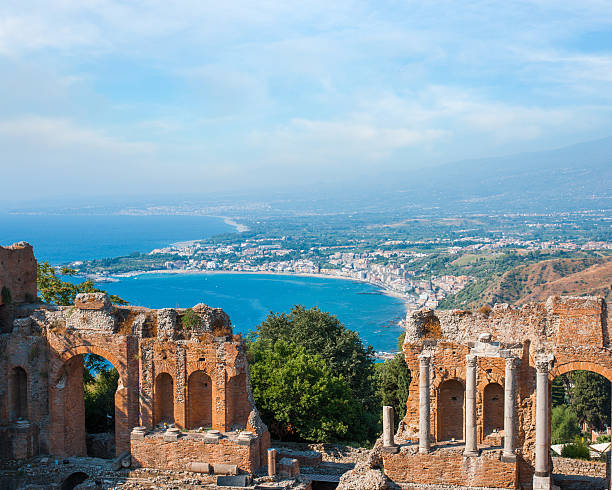 grécia antiga cidade de anfiteatro de taormina - sicily taormina mt etna italy - fotografias e filmes do acervo