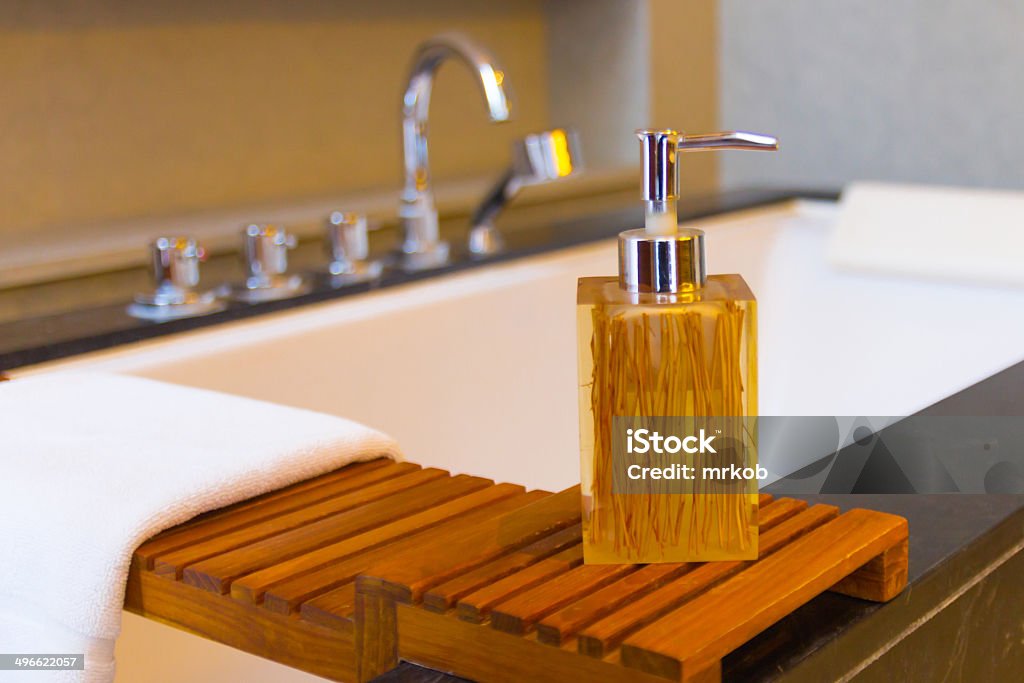 Flüssige Waschmittel Flaschen auf der Badewanne im modernen Badezimmer - Lizenzfrei Aktenschrank Stock-Foto