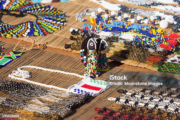 Zulu Curios De Kwazulunatal Sudáfrica Foto de stock y más banco de imágenes de Abalorio - Abalorio, Afrodescendiente, Aire libre