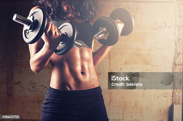 Crossfit Mujer Con Mancuernas Foto de stock y más banco de imágenes de Musculoso - Musculoso, Masa - Unidad de medida, Fuerza