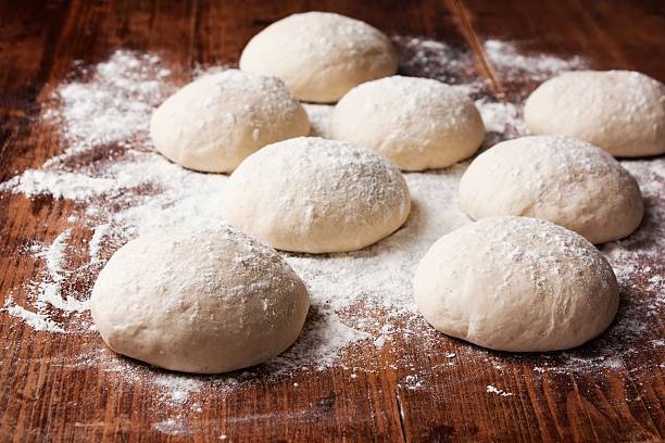 masa de pizza - bread dough fotografías e imágenes de stock