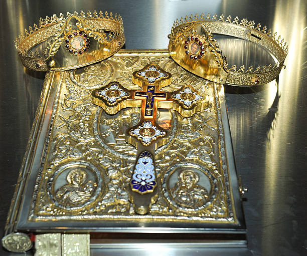 cruce, rings, corona de oro sobre la mesa en church - communion altar last supper wedding fotografías e imágenes de stock