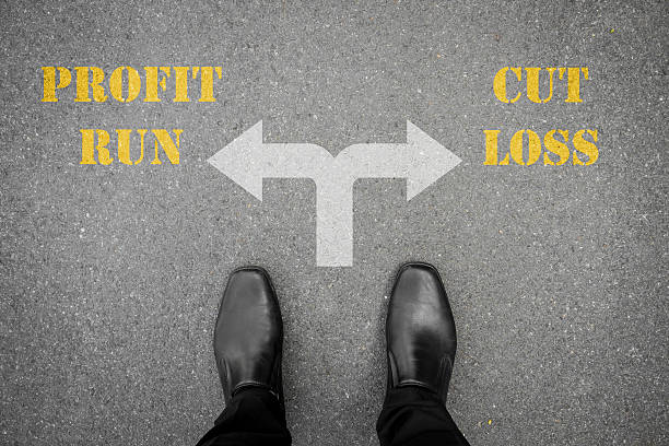 istock Decision to make  - profit run or cut loss 496632608