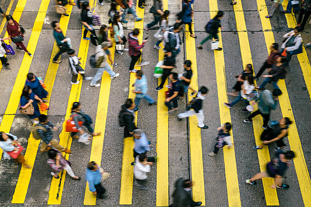 menschen rush in hong kong - crosswalk crowd activity long exposure stock-fotos und bilder