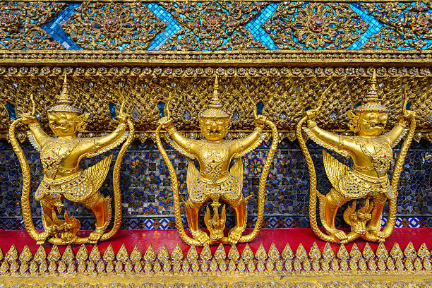 golden da garuda, grande palácio, tailândia - garuda bangkok thailand gold imagens e fotografias de stock