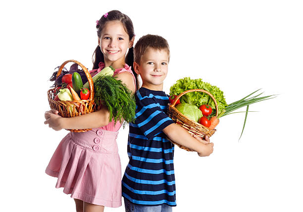 笑顔の子供に野菜のバスケット - farmers market ストックフォトと画像