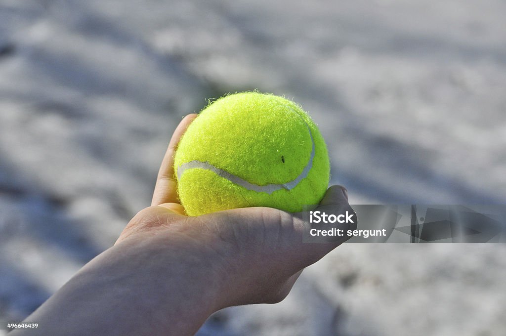 Bola de tênis em sua mão. - Foto de stock de Amarelo royalty-free