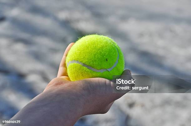Foto de Bola De Tênis Em Sua Mão e mais fotos de stock de Amarelo - Amarelo, Atividade, Azul