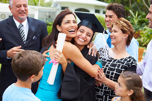 estudiantes y familia hispana celebra graduación - graduaciones fotografías e imágenes de stock
