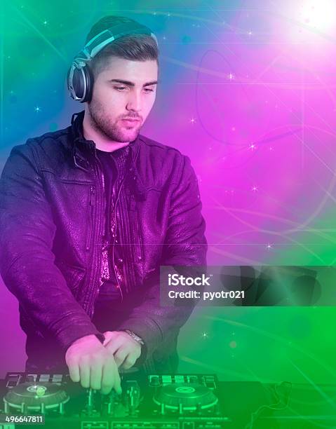 Dj Gra W Dyskotece House Postępie Muzyka Electro - zdjęcia stockowe i więcej obrazów DJ - DJ, Dyskoteka, Dżokej