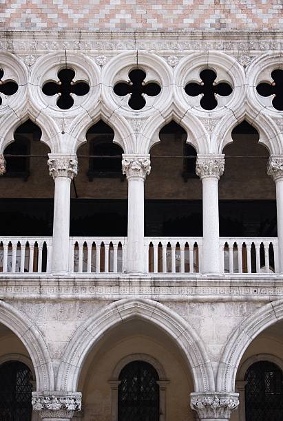 praça de são marcos em veneza - venice italy rialto bridge tourist architecture imagens e fotografias de stock