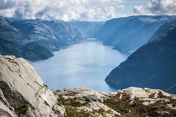 preikestolen, ambona rock w lysefjorden (norwegia).  dobrze znane t - rock norway courage mountain zdjęcia i obrazy z banku zdjęć