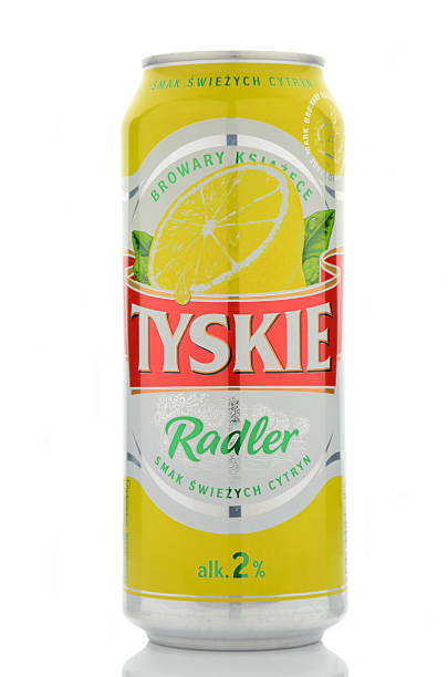 tyskie radler piwo na białym tle - can drink can drink editorial zdjęcia i obrazy z banku zdjęć