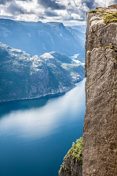 preikestolen, ambona rock w lysefjorden (norwegia).  dobrze znane t - rock norway courage mountain zdjęcia i obrazy z banku zdjęć