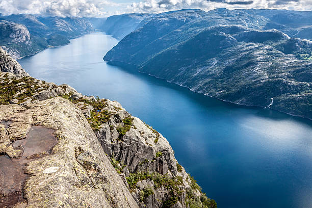 preikestolen, ambona rock w lysefjorden (norwegia).  dobrze znane t - rock norway courage mountain zdjęcia i obrazy z banku zdjęć