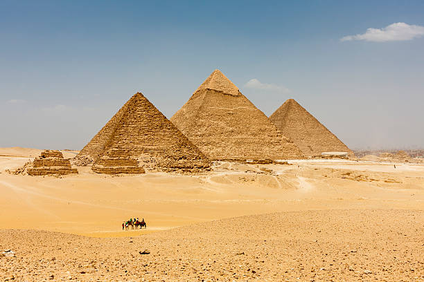 piramidy w gizie - pyramid of mycerinus pyramid great pyramid giza zdjęcia i obrazy z banku zdjęć