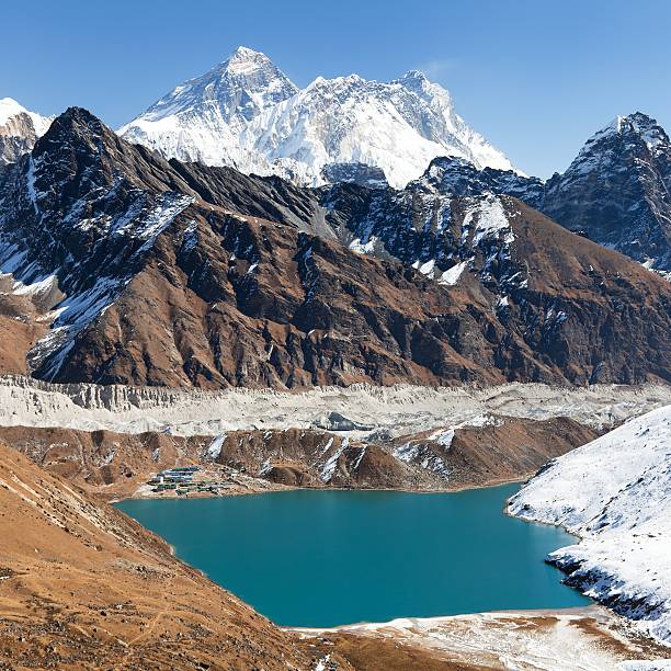 panoramablick auf den mount everest schaffen, bieten auch berg lhotse, makalu und see gokyo lake - gokyo tal stock-fotos und bilder