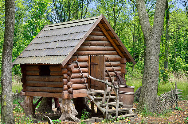 capanna di legno nella foresta, casa di strega baba yaga - izba foto e immagini stock