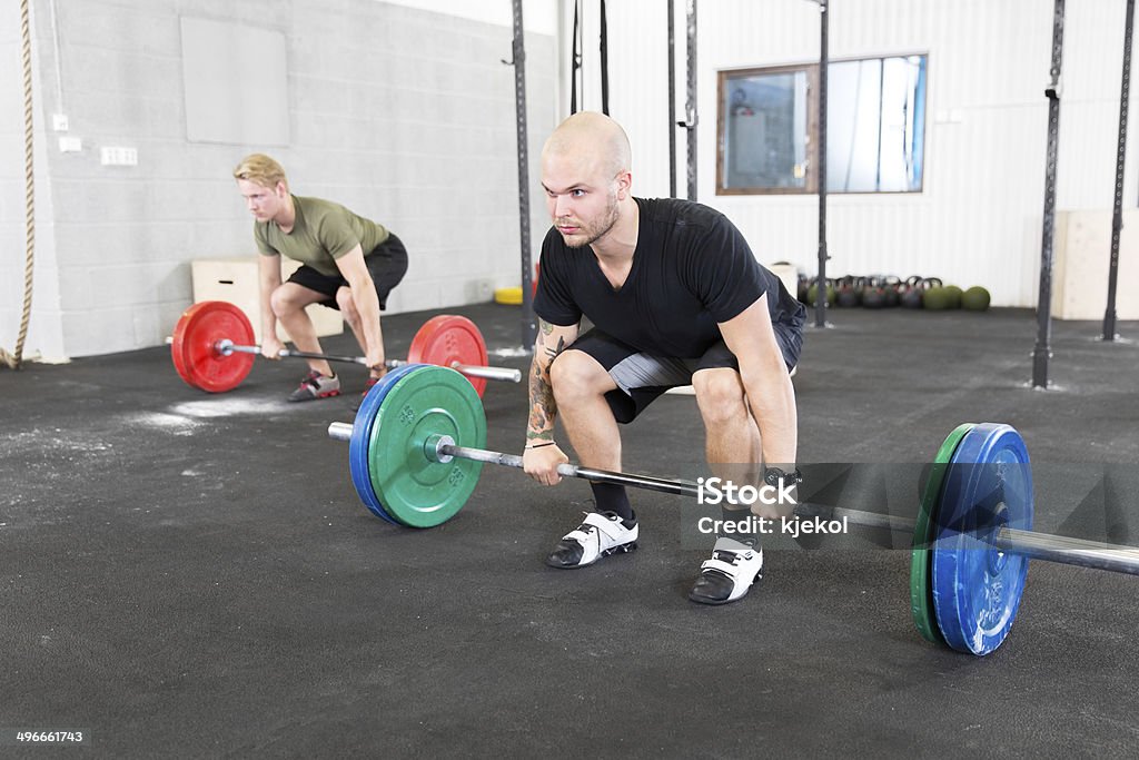 Grupo de trenes deadlift en crossfit center - Foto de stock de Entrenamiento combinado libre de derechos