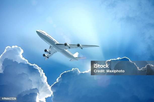 White Jetflugzeug Fliegen Über Den Wolken Mit Sonne Holzbalken Stockfoto und mehr Bilder von Luftfahrzeug