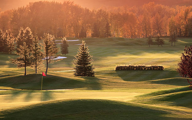 подсветка поле для гольфа в девственном долина реки - golf course usa scenics sports flag стоковые фото и изображения
