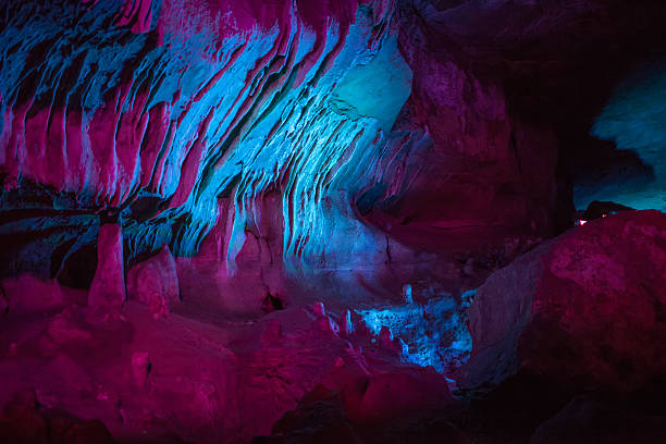 caverna sataplia na geórgia iluminado por cores diferentes - rock of gibraltar - fotografias e filmes do acervo