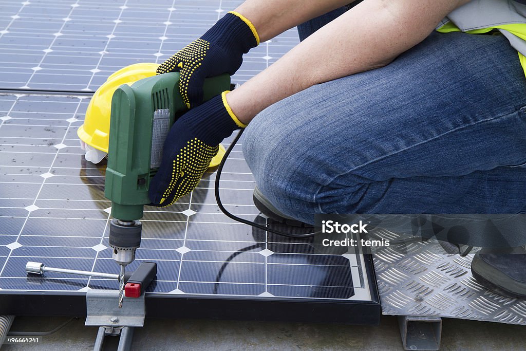 Fotovoltaici Lavoratore qualificato - Foto stock royalty-free di Attrezzi da lavoro