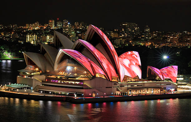 vista frontal de elevada de ópera de sydney - sydney opera house imagens e fotografias de stock