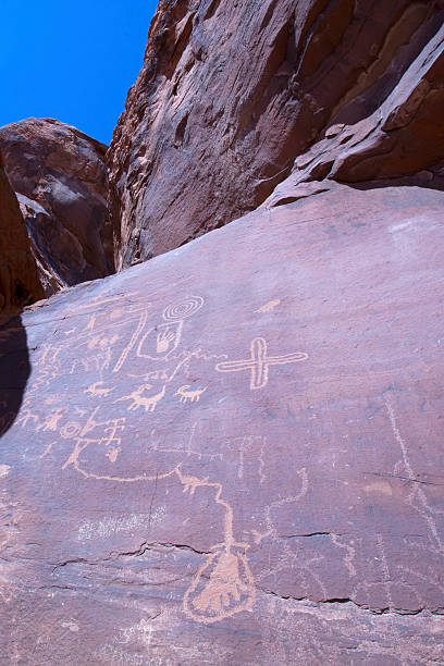 petroglyphs na kanion ściany - cave painting prehistoric art north american tribal culture nevada zdjęcia i obrazy z banku zdjęć