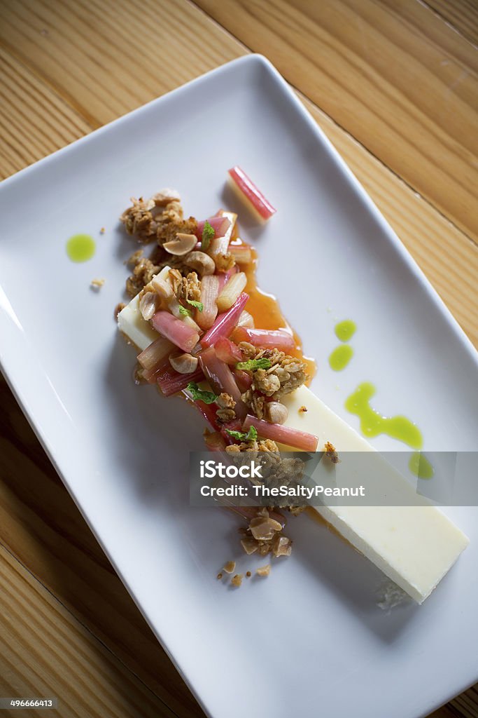 Elegantes postres-tarta de queso, y granola, rhubard y salsas hierbas - Foto de stock de Alimento libre de derechos