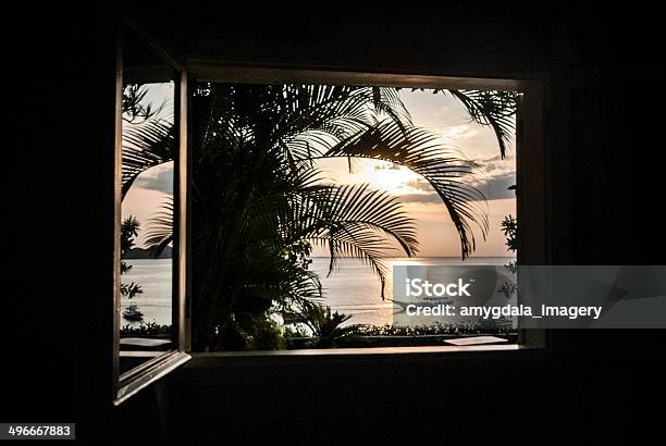 Silueta Al Atardecer De La Ventana Foto de stock y más banco de imágenes de Marco de ventana - Marco de ventana, Palmera, Abierto