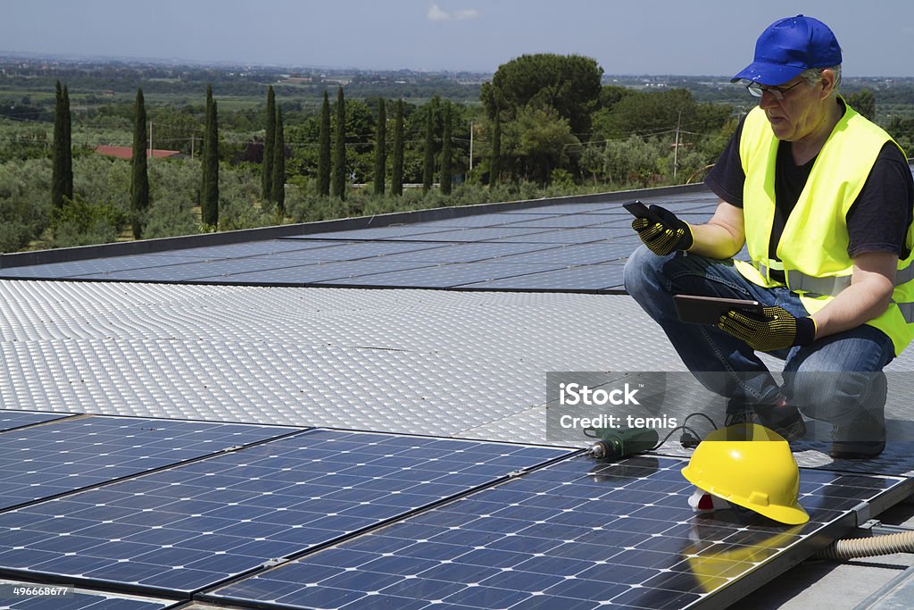 Trabalhador photovoltaic qualificados - Foto de stock de Artigo de vestuário para cabeça royalty-free