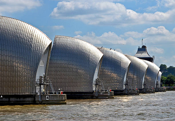 テムズバリアーます。 ロンドンます。 英国 - thames river thames barrier london england boundary ス��トックフォトと画像