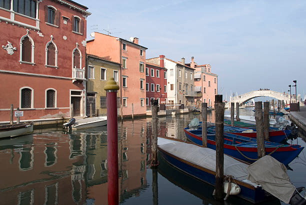 chioggia, prowincji wenecja, włochy - venice italy italy arch bridge nautical vessel zdjęcia i obrazy z banku zdjęć