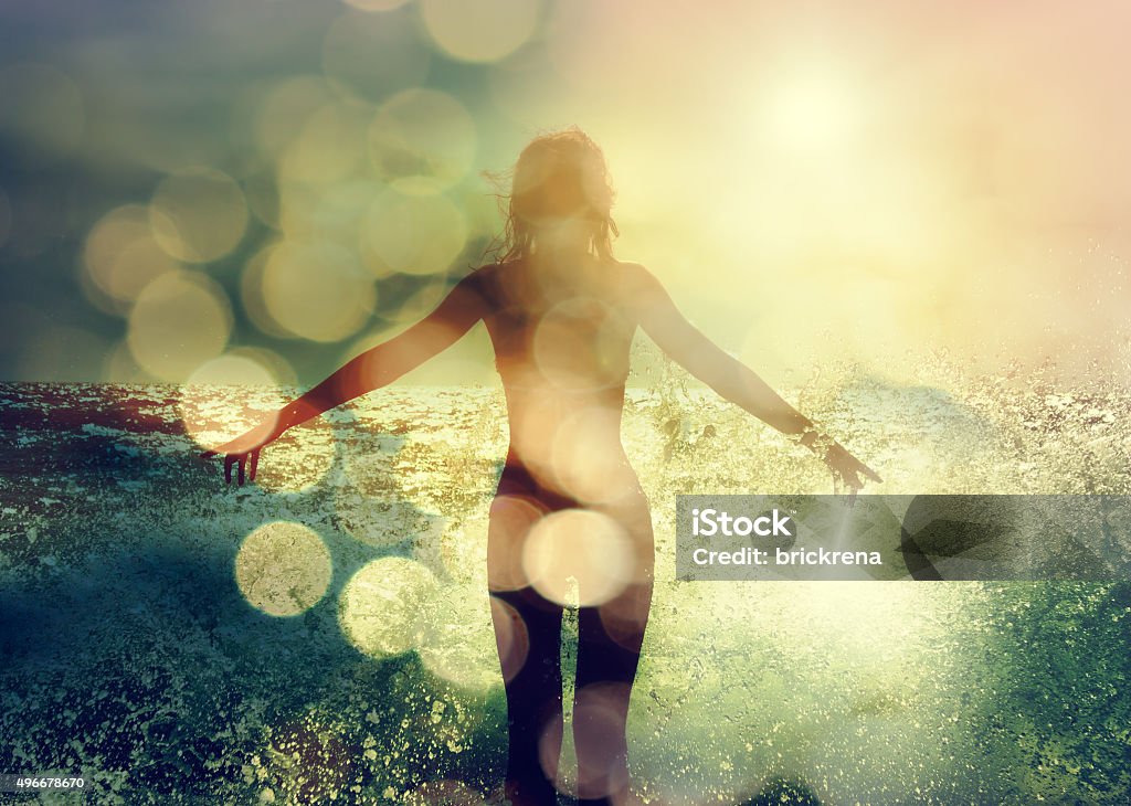 Hermosa mujer disfruta de olas de mar. Vista posterior - Foto de stock de Mujeres libre de derechos