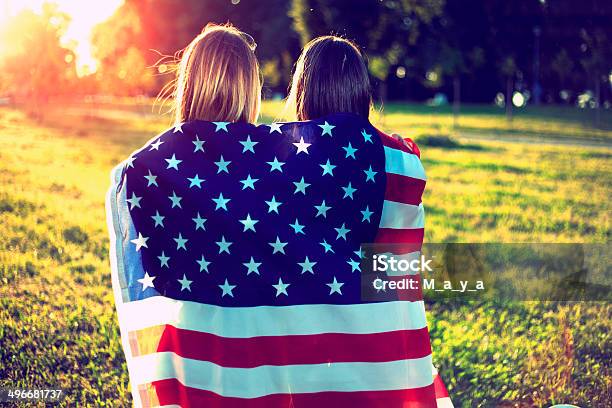 Freunde Die In Die Amerikanische Flagge Stockfoto und mehr Bilder von Amerikanische Flagge - Amerikanische Flagge, Halten, 4. Juli