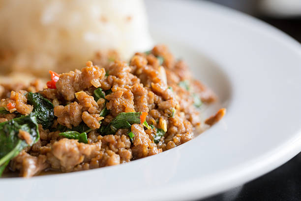 Wok gebratene Schweinefleisch Heilige Basilikum mit Reis – Foto