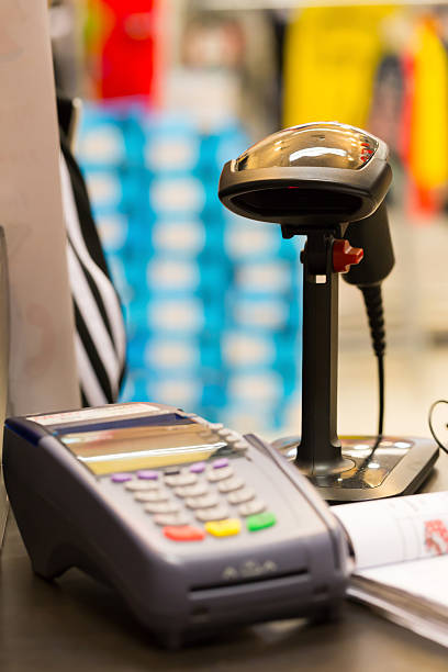 Escáner de códigos de barras en mesa con tarjeta de crédito en la máquina (selective de cortesía - foto de stock