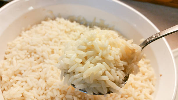 riso bianco in una ciotola-immagine stock - brown rice cooked rice steamed foto e immagini stock