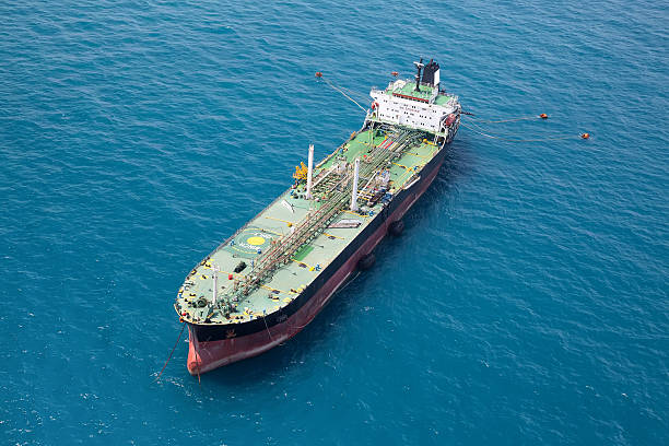 barco de petróleo offshore rig - truck close up fuel tanker semi truck - fotografias e filmes do acervo