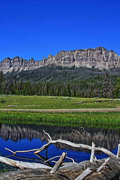 ทะเลสาบแม่น้ําวินด์บน togwotee pass สหรัฐอเมริกา - bridger mountains ภาพสต็อก ภาพถ่ายและรูปภาพปลอดค่าลิขสิทธิ์