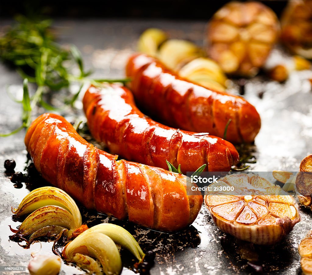 Saucisse et à l'ail grillé avec des oignons - Photo de Saucisse libre de droits