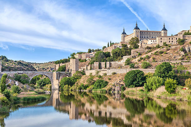 vista di toledo da dal lato del fiume tago - alcantara bridge foto e immagini stock