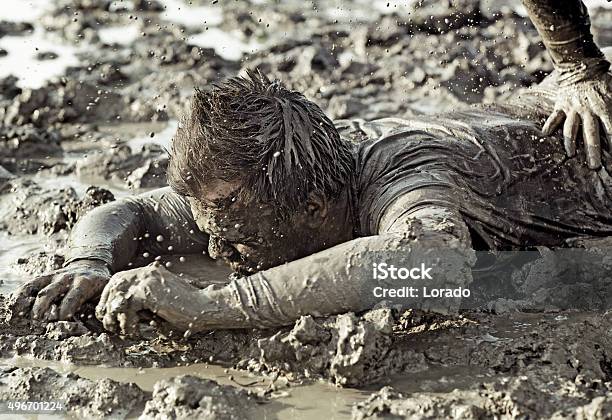 Nahaufnahme Von Zwei Männer Kämpfen In Schlamm Stockfoto und mehr Bilder von Schlamm - Schlamm, Fallen, Männer